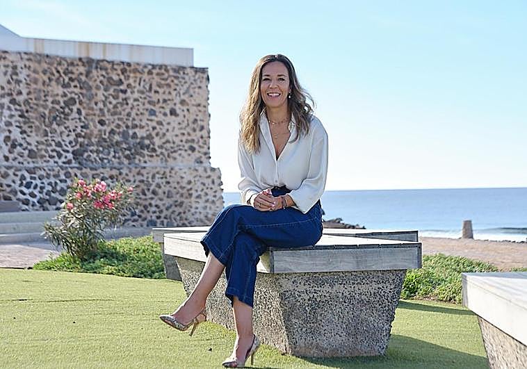 Jessica de León, en los hornos de cal de El Charco, en Puerto del Rosario.