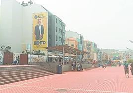 Lonas electorales gigantes afeando el paseo de Las Canteras.