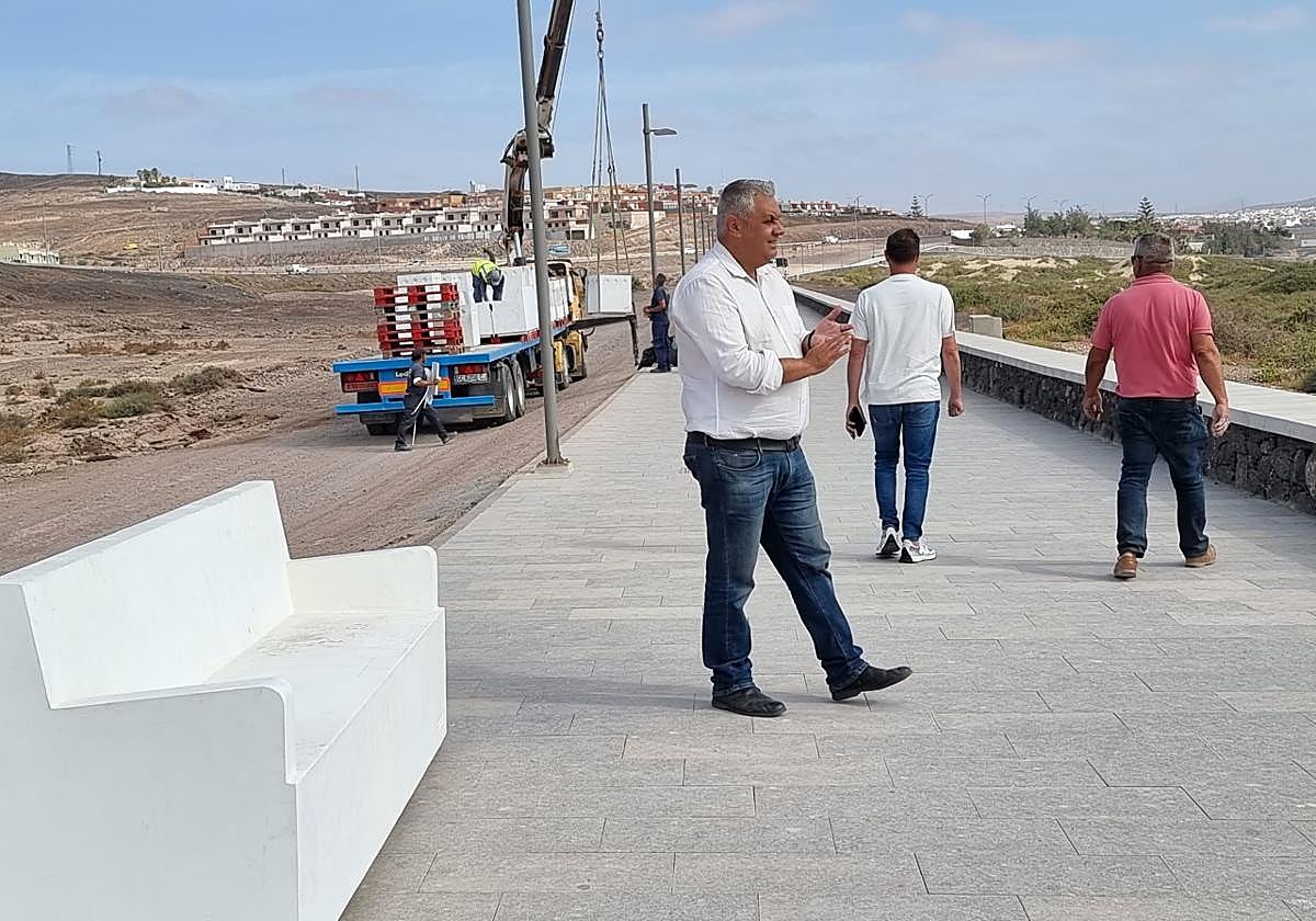 El alcalde Juan Jiménez, en la instalación del mobiliario urbano del nuevo tramo del paseo capitalino.