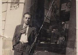 La obra galardonada recrea los últimos días del poeta Domingo López Torres (Santa Cruz de Tenerife, 1907-1937) que fue hecho prisionero por las fuerzas nacionales leales a Franco y tirado al mar dentro de un saco desde un barco-prisión.