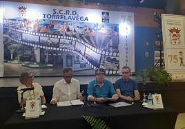 Integrantes del colectivo que hizo posible la escultura a Manrique.