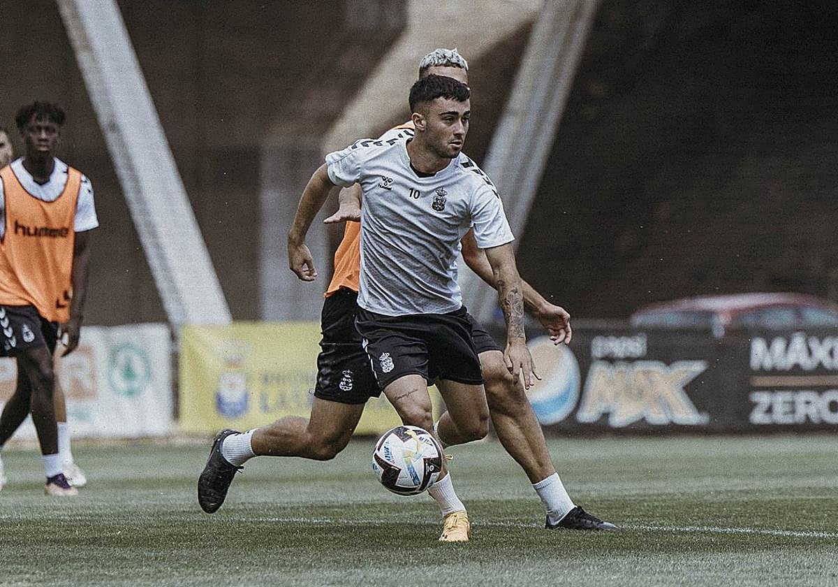 Alberto Moleiro conduce un balón durante el entrenamiento de esta mañana en Barranco Seco.