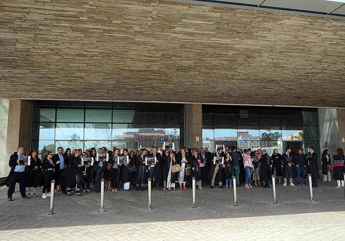 Los letrados del turno piden mejoras y censuran la actitud de un juez