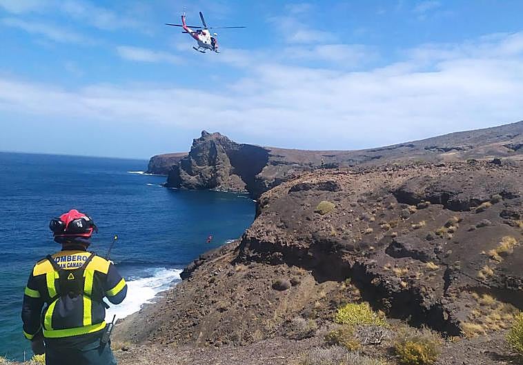 Un helicóptero del GES rescata a un senderista en Agaete