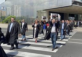 Decenas de abogados se concentraron en la mañana de este viernes en la puerta de la Ciudad de la Justicia, en la capital grancanaria.