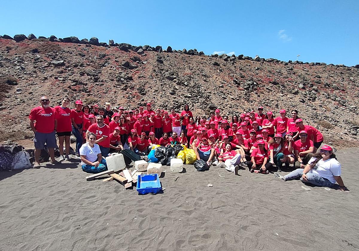 104 voluntarios limpian la Playa de Bocabarranco en Telde