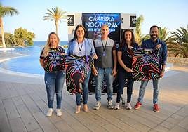 La alcaldesa Esther Hernández y miembros de la organización, con las camisetas de la competición.