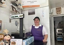 La quesera Loli Vizcaíno Guedes, en su negocio, 'El buen pastor, en Casa Pastores.