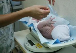 Un recién nacido, en el Materno Infantil, en la capital grancanaria.