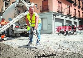 Un empleado realizando sus funciones en plena ola de calor.