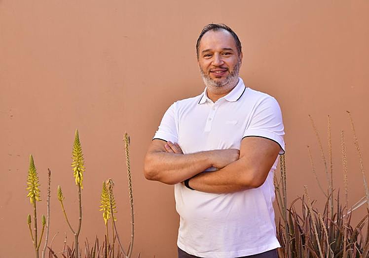 Rubén Rivero, junto a la sede del estadio donde juega la U.D. Vecindario.