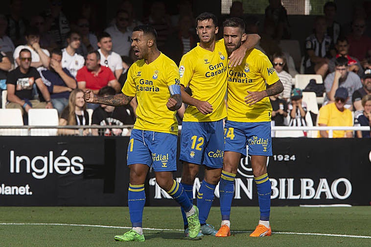 Viera, Enzo y Pejiño celebran el segundo en Cartagena.