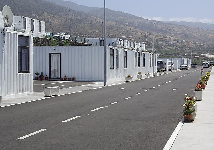 Las casas contenedor forman su propio vecindario en lo alto del Valle de Aridane.