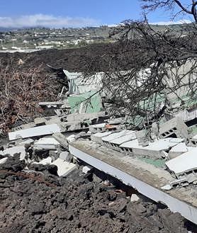 Imagen secundaria 2 - Daniel guarda en su teléfono las imágenes del paso de la lava por su vivienda.