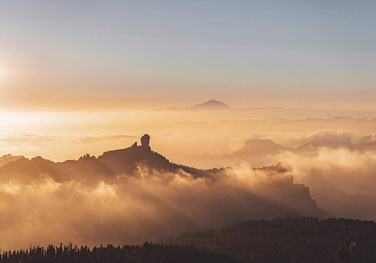 El Roque Nublo con el Teide observando de fondo.