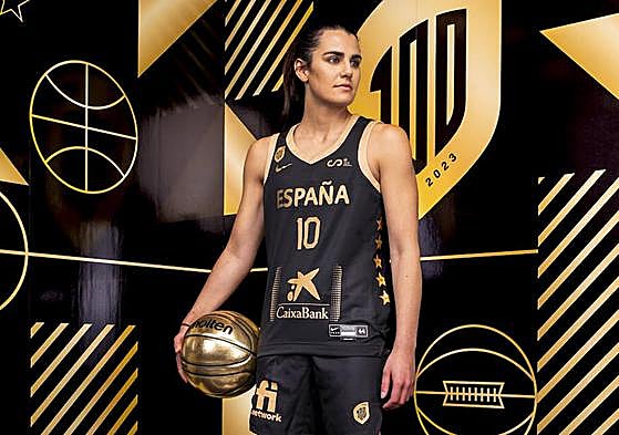 La jugadora agüimense posa con la camiseta del Centenario de la Federación Española de Baloncesto.