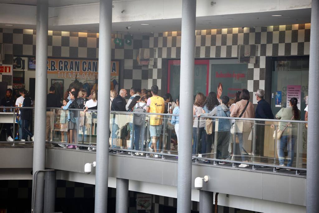 Colas para conseguir la rúbrica del Granca
