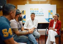 María Fernández en la reunión que mantuvo este lunes con bomberos del Consorcio de Emergencias.