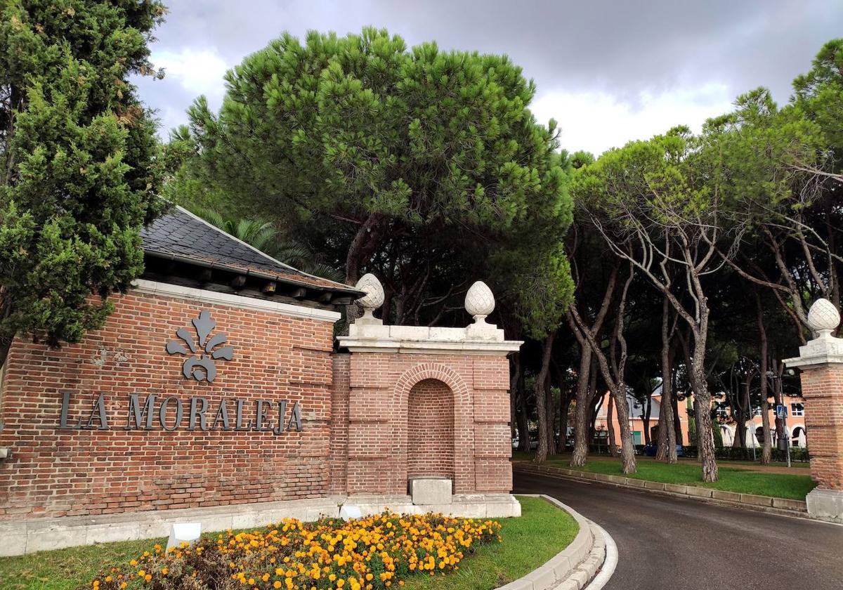 La entrada a una de las urbanizaciones más exclusivas de Madrid.