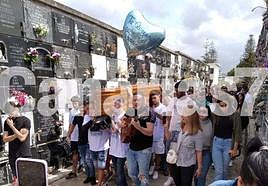 Varios seres queridos portan, emocionados, el férretro del joven fallecido.