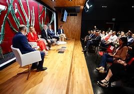 María Fernández, Fernando Clavijo, Francis Candil y Pablo Rodríguez, junto al director de este medio, Francisco Suárez.