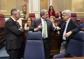 Román Rodríguez, en un pleno junto a Ángel Víctor Torres y Julio Pérez.