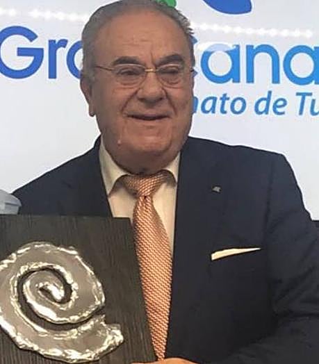 Juan González Peñate con el reconocimiento que le brindó el Patronato de Turismo.