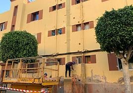 Imagen de los obreros de Gratec SA en plena faena en las reformas de las viviendas públicas de Las Longueras, en Telde.