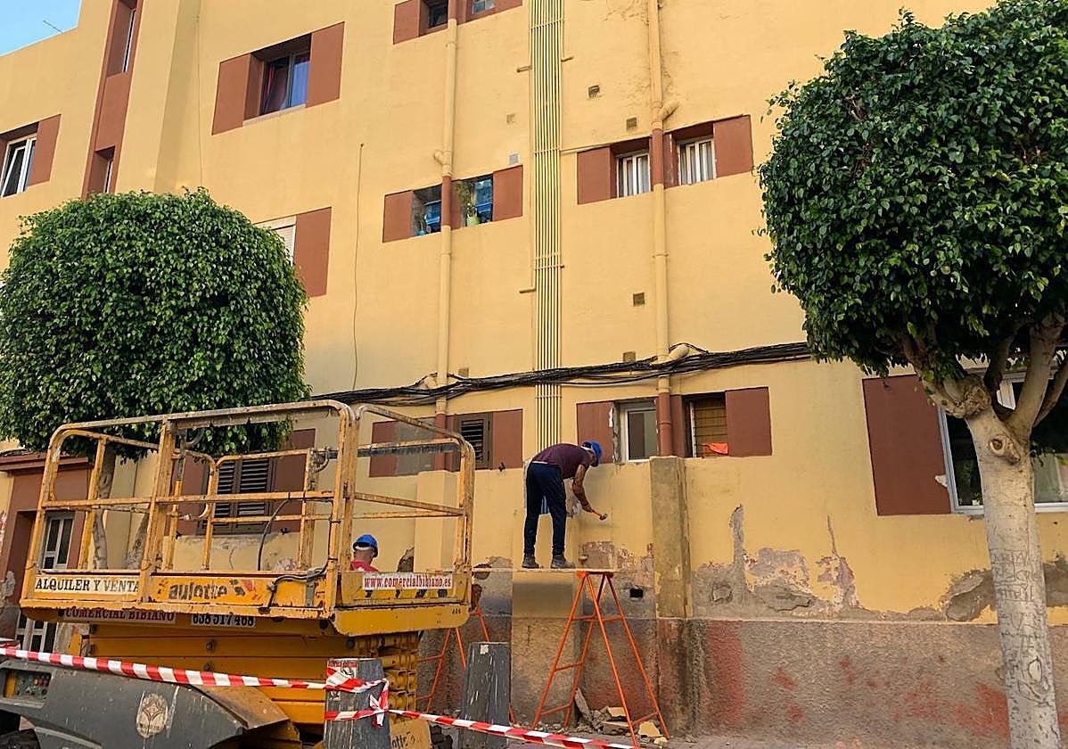 Imagen de los obreros de Gratec SA en plena faena en las reformas de las viviendas públicas de Las Longueras, en Telde.