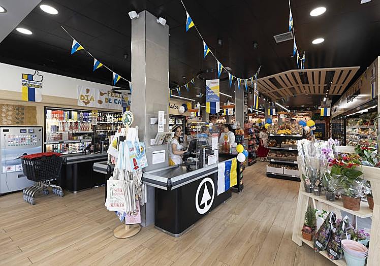 SPAR Nicolás de Bari ya se encuentra ambientado por el Día de Canarias.