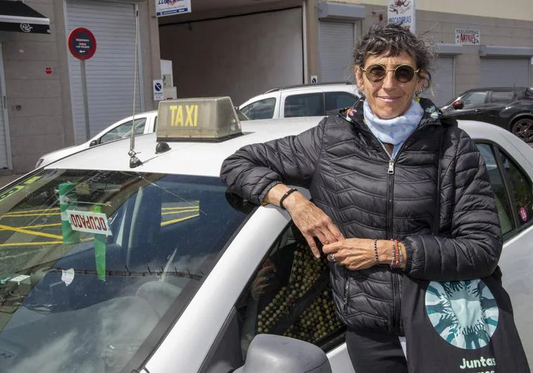 Gloria Arencibia junto a su taxi.