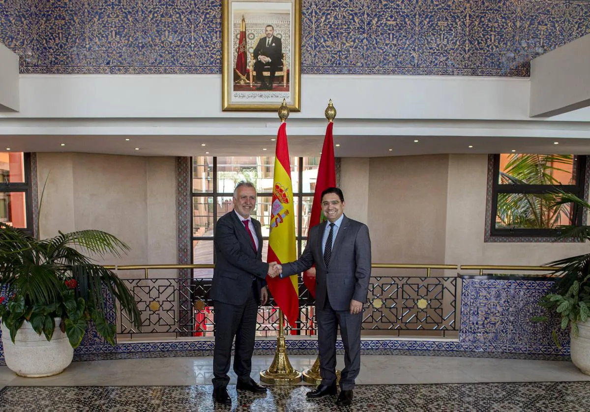 El presidente canario, Ángel Víctor Torres, en la reunión que mantuvo con el ministro de Exteriores marroquí, Nasser Bourita (d), en Rabat, el pasado marzo.