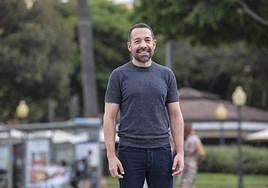 David Muñoz, trabajador social, en el parque de Santa Catalina, en la capital grancanaria.
