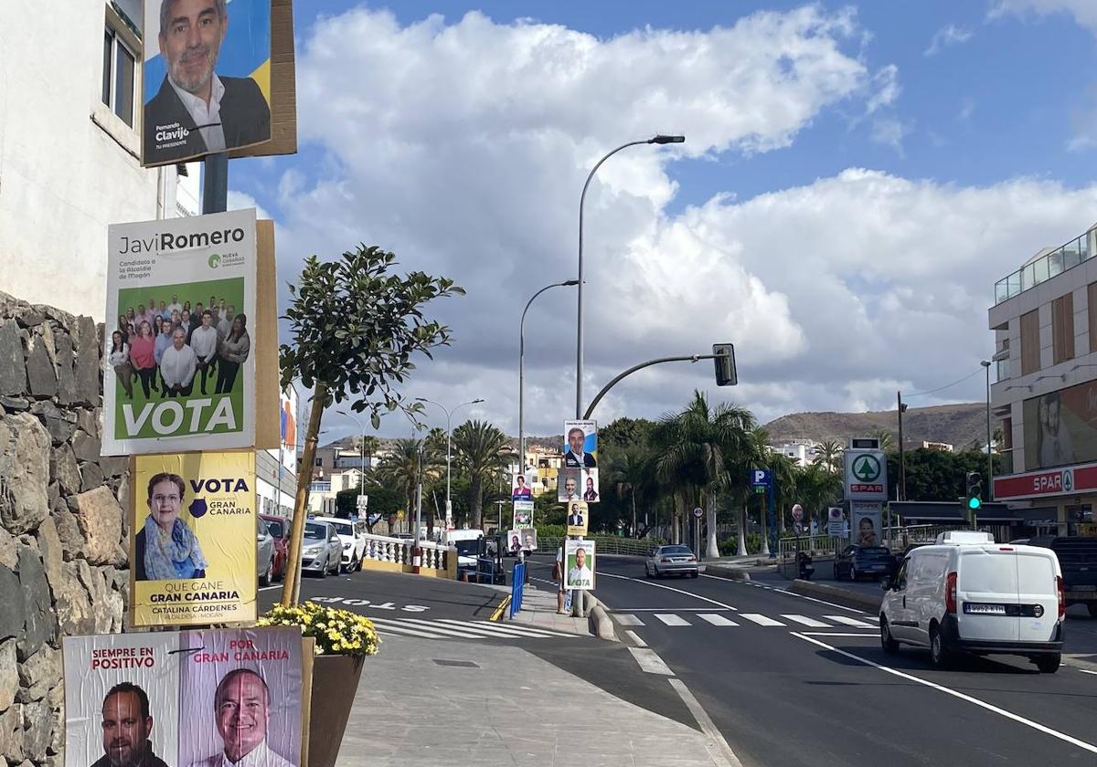 La cartelería electoral cubre los báculos de las farolas en Arguineguín. De la alcaldesa, Onalia Bueno, y su Juntos por Mogán solo hay un cartel.