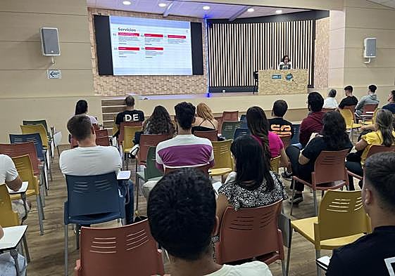 Becarios del verano pasado, durante la presentación.