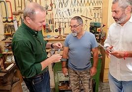 Augusto Hidalgo durante la visita al taller de cuchillos canarios de Francisco Torres.
