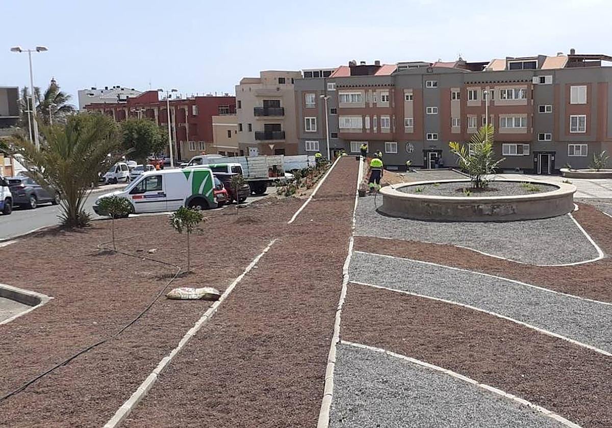 Así ha quedado la plaza de Taliarte tras un mes de trabajo.
