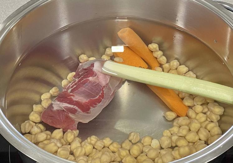 Llevaremos a ebullición los garbanzos, la carne, el puerro y las zanahorias
