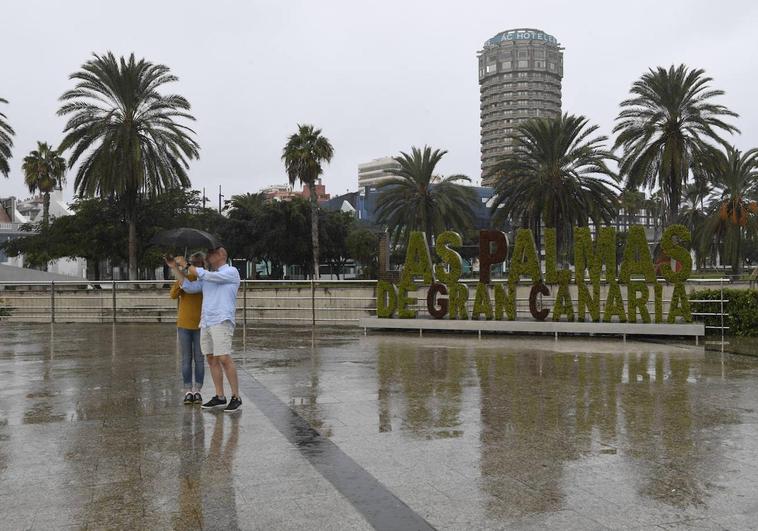 Episodio de lluvia en la capital grancanaria.