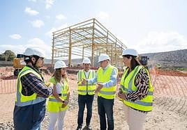 Antonio Morales (segundo por la derecha) visitando la obra de la desaladora de Salto de Chira.
