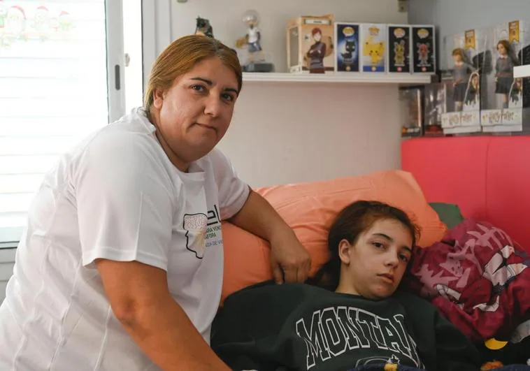 Nely Valido con su hija Chantal en la habitación en la que ambas duermen.