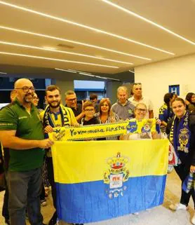 Imagen secundaria 2 - La afición recibe al equipo en el hotel de concentración con el grito de «Sí se puede»