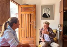 Chano Boza charla con la alcaldesa de Agaete, María del Carmen Rosario, el día de su centenario.