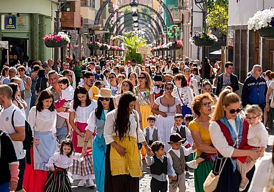Las calles del casco histórico de Gáldar se llenaron de tipismo este viernes.