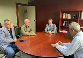 Miguel Jorge (d) con representante de la industria canaria de congresos y eventos.