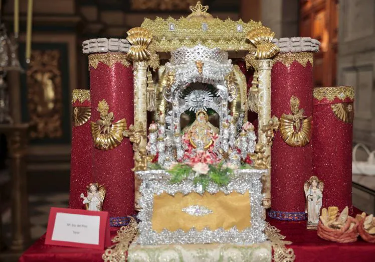 Imagen principal - Detalle de los tronos expuestos en la parroquia de San Francisco de Borja, en Vegueta.