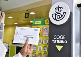 Imagen de archivo de una persona ejerciendo su derecho al voto por correo en las pasadas elecciones.