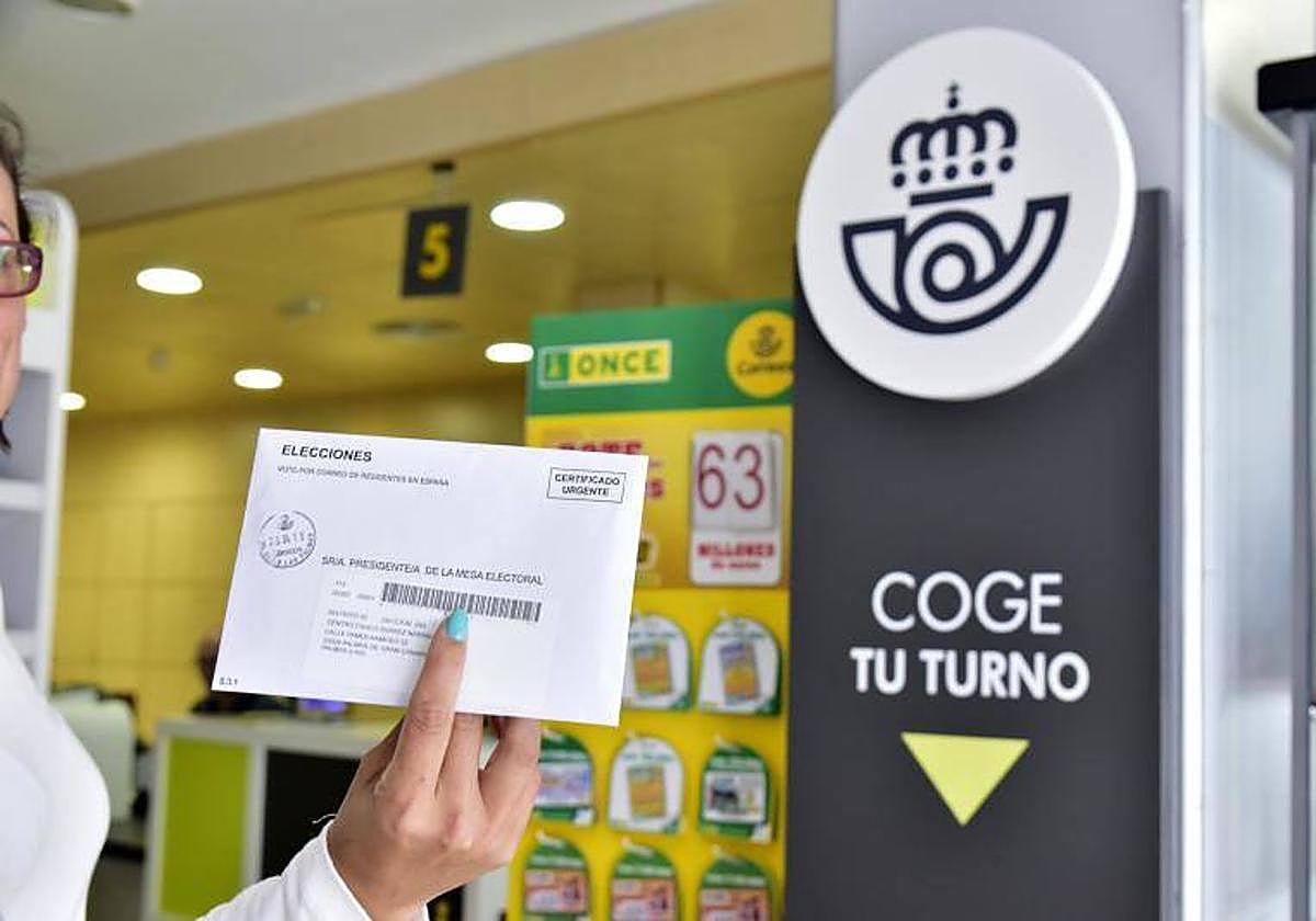 Imagen de archivo de una persona ejerciendo su derecho al voto por correo en las pasadas elecciones.