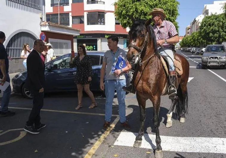 Un vecino de Arucas acudió a votar a caballo
