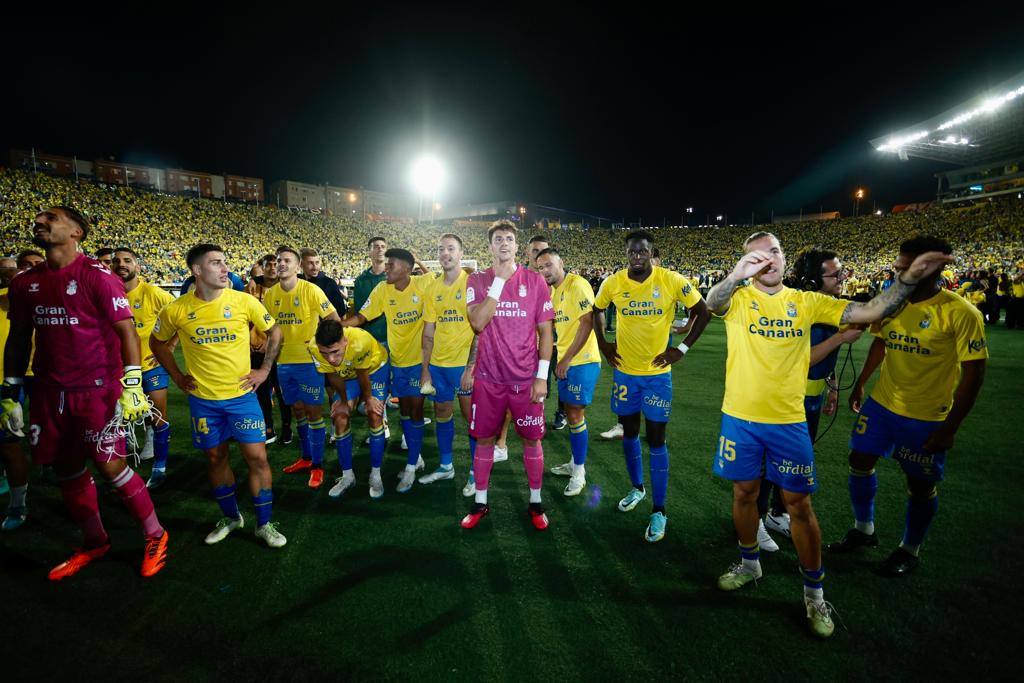 Emotiva celebración de los jugadores de la UD en el Gran Canaria